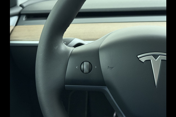 Tesla Model Y LFP-Accu SOH 95% W-pomp Sentry-Mode FSD-4 Camera's Pano-dak Adap.Cruise Navi RWD Ecc Autopilot Stoel+Stuur+Achterbank Verwarming Elek.Achterklep Dodehoek detector Draadloze telefoonlader Origineel Nederlandse Auto Accugarantie 1600kg trekvermogen 12-2032 fabr.gar.