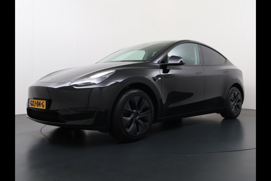 Tesla Model Y LFP-Accu SOH 95% W-pomp Sentry-Mode FSD-4 Camera's Pano-dak Adap.Cruise Navi RWD Ecc Autopilot Stoel+Stuur+Achterbank Verwarming Elek.Achterklep Dodehoek detector Draadloze telefoonlader Origineel Nederlandse Auto Accugarantie 1600kg trekvermogen 12-2032 fabr.gar.