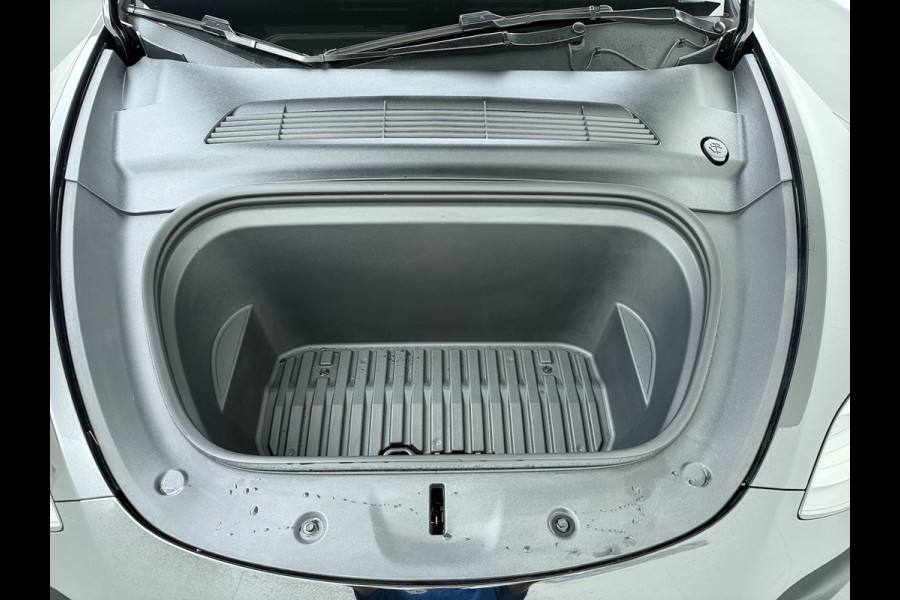 Tesla Model Y LFP-Accu SOH 95% W-pomp Sentry-Mode FSD-4 Camera's Pano-dak Adap.Cruise Navi RWD Ecc Autopilot Stoel+Stuur+Achterbank Verwarming Elek.Achterklep Dodehoek detector Draadloze telefoonlader Origineel Nederlandse Auto Accugarantie 1600kg trekvermogen 12-2032 fabr.gar.