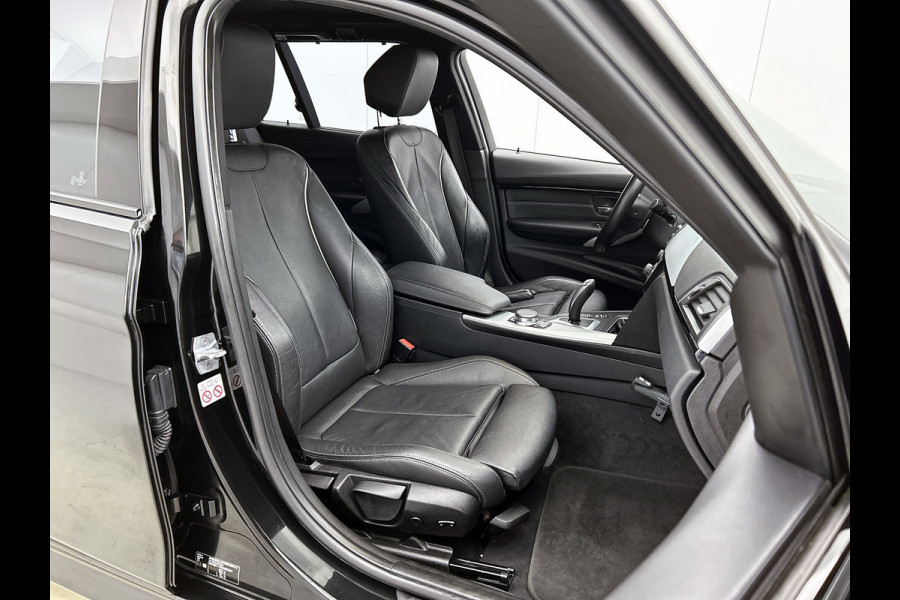 BMW 3 Serie Touring 318i M Sport Edition(NL-auto, Dealer OnderH, Trekhaak, Navi Pro, StoelV, Parkeerhulp, Climate Con, Etc)