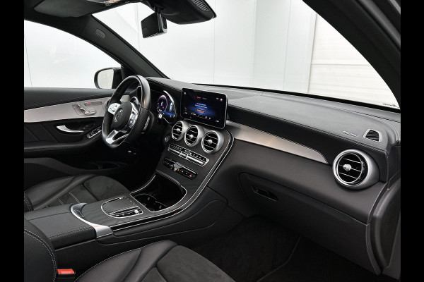 Mercedes-Benz GLC Coupé 300 e 4MATIC Business Solution AMG | 360 Camera | Memory Seats | Sfeerverlichting | Treeplanken | Trekhaak |  Navigatie | Schuifdak | 24 Maanden Mercedes-Benz Certified Garantie.