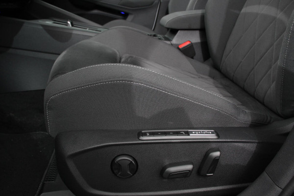 Volkswagen Golf 1.5 eTSI 150pk DSG Style Navigatie Climate Control Camera Electrische stoel verstelling Led Dab Adaptive Cruise Control