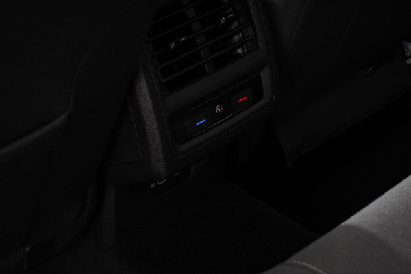 Volkswagen Golf 1.5 eTSI 150pk DSG Style Navigatie Climate Control Camera Electrische stoel verstelling Led Dab Adaptive Cruise Control