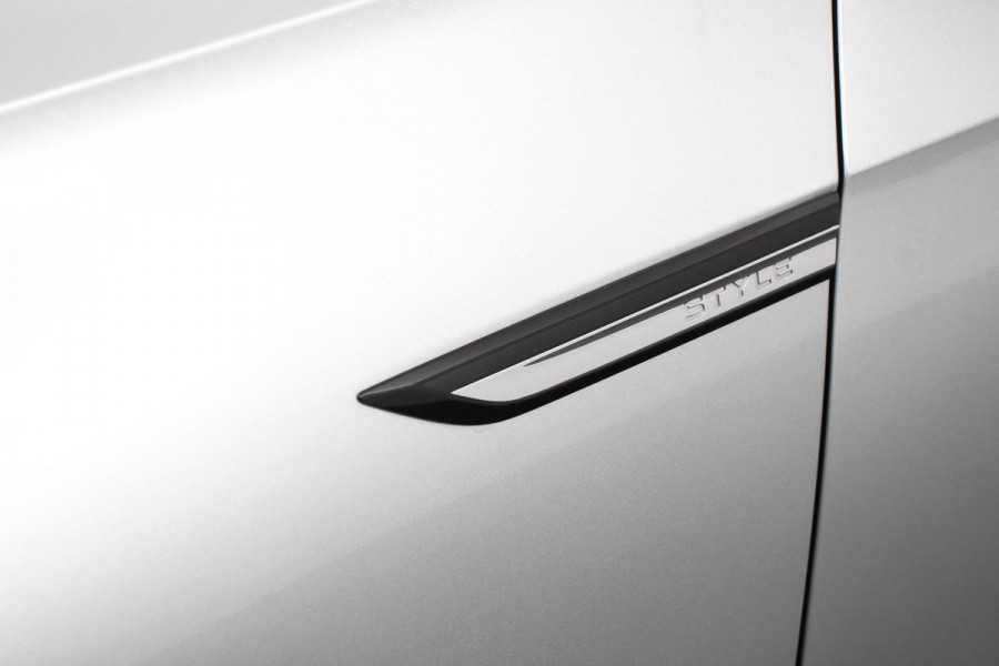 Volkswagen Golf 1.5 eTSI 150pk DSG Style Navigatie Climate Control Camera Electrische stoel verstelling Led Dab Adaptive Cruise Control