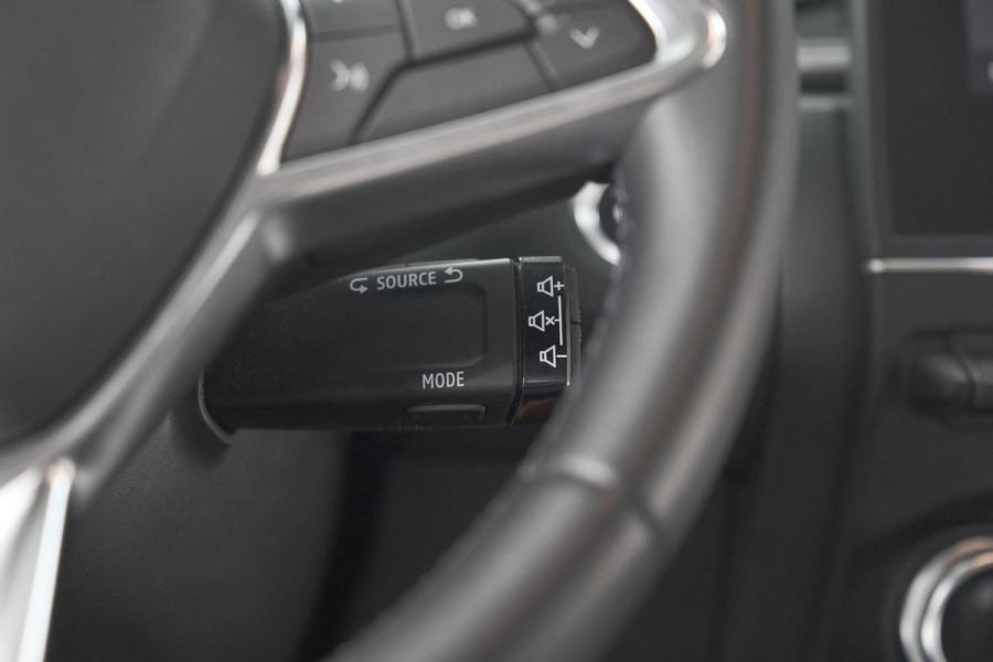 Renault Captur TCe 90 Intens | Camera | Parkeersensoren | Navigatie | 18 Inch Velgen