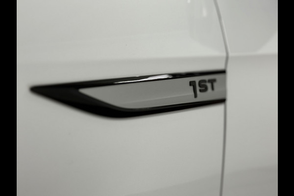 Volkswagen ID.4 First 77 kWh | Navi | Camera | Adaptive Cruise | 1st | Leder / Alcantara | Trekhaak | BTW-Auto | Carplay