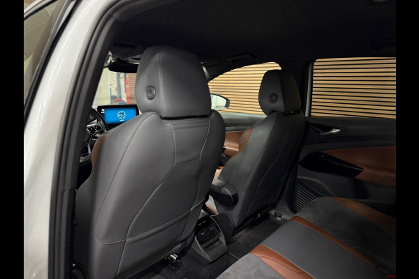 Volkswagen ID.4 First 77 kWh | Navi | Camera | Adaptive Cruise | 1st | Leder / Alcantara | Trekhaak | BTW-Auto | Carplay