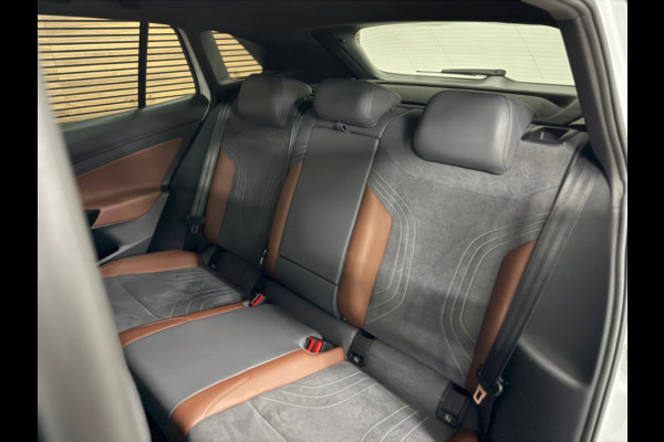 Volkswagen ID.4 First 77 kWh | Navi | Camera | Adaptive Cruise | 1st | Leder / Alcantara | Trekhaak | BTW-Auto | Carplay