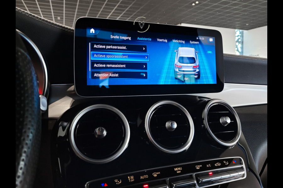 Mercedes-Benz GLC 200 4-M AMG Night|Panorama|20"|Trekhaak|MBUX|Spoorpakket|Sfeerverlichting|Treeplanken|New Service