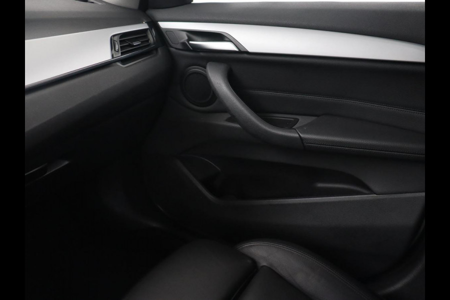 BMW X1 sDrive18i High Executive | Head-Up | Trekhaak | Leder | Stoelverwarming | Sportstoelen | Full LED | Park Assist | Climate control | Bluetooth | Navigatie | Cruise control