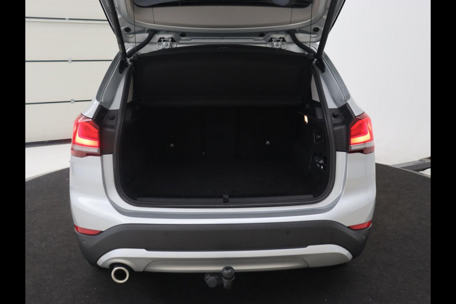 BMW X1 sDrive18i High Executive | Head-Up | Trekhaak | Leder | Stoelverwarming | Sportstoelen | Full LED | Park Assist | Climate control | Bluetooth | Navigatie | Cruise control