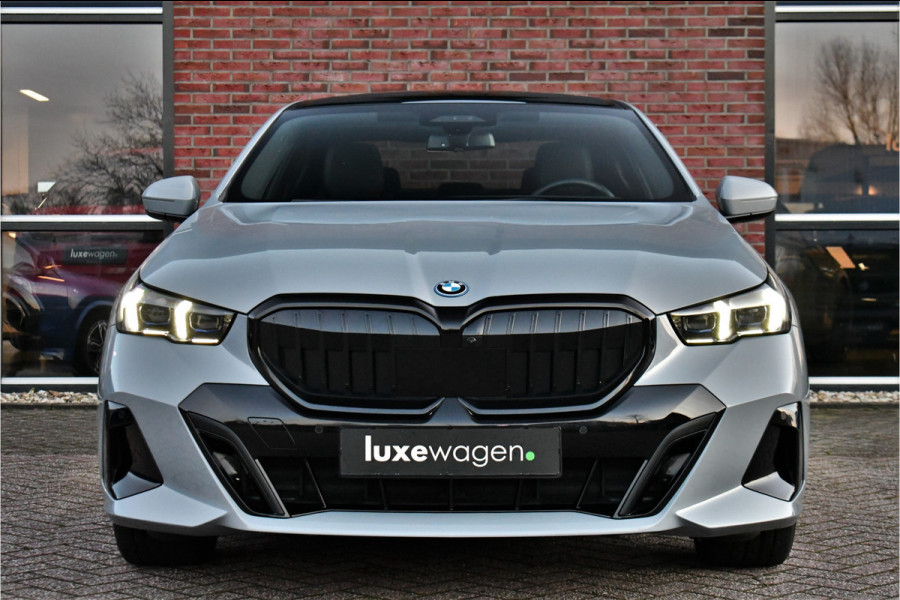 BMW 5 Serie 530e M-Sport Pano ACC 360 H/K Stoel-vent Brooklyngrau