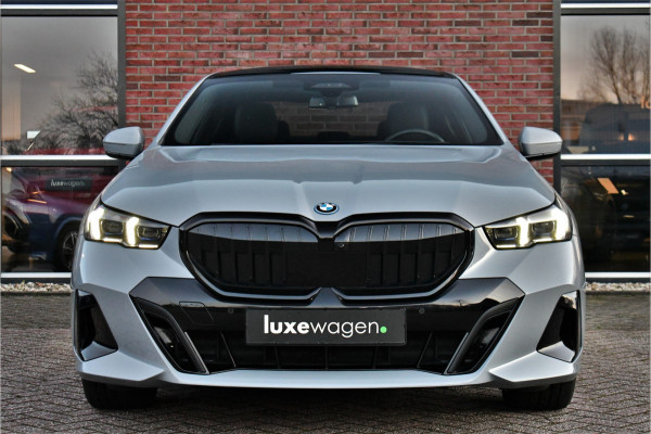 BMW 5 Serie 530e M-Sport Pano ACC 360 H/K Stoel-vent Brooklyngrau
