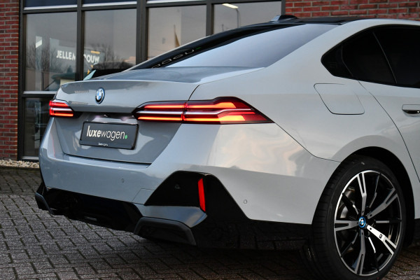 BMW 5 Serie 530e M-Sport Pano ACC 360 H/K Stoel-vent Brooklyngrau