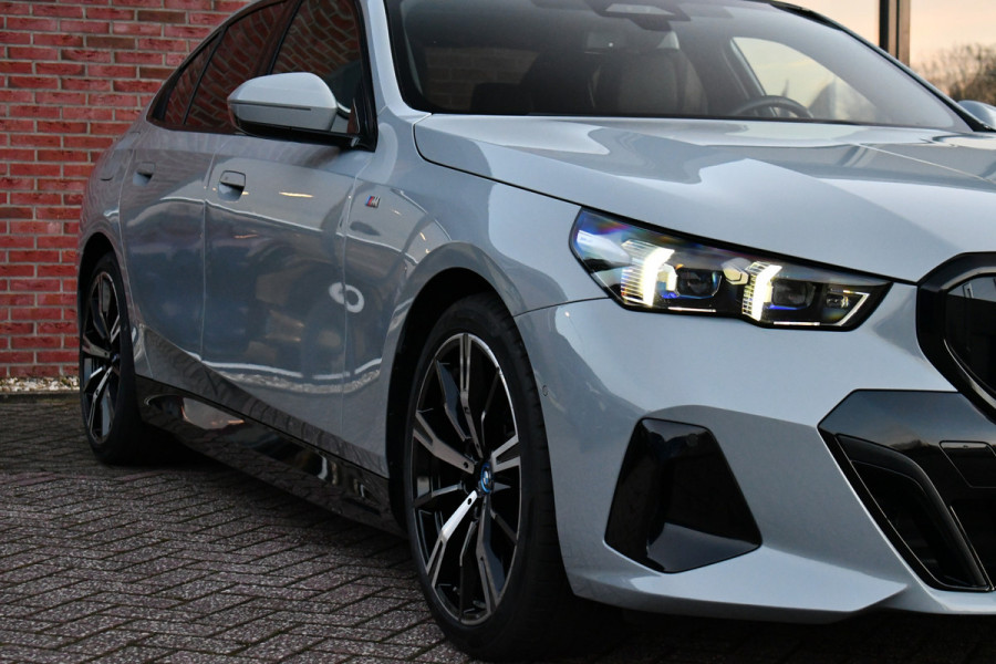 BMW 5 Serie 530e M-Sport Pano ACC 360 H/K Stoel-vent Brooklyngrau