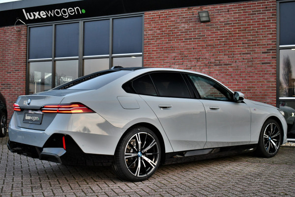BMW 5 Serie 530e M-Sport Pano ACC 360 H/K Stoel-vent Brooklyngrau