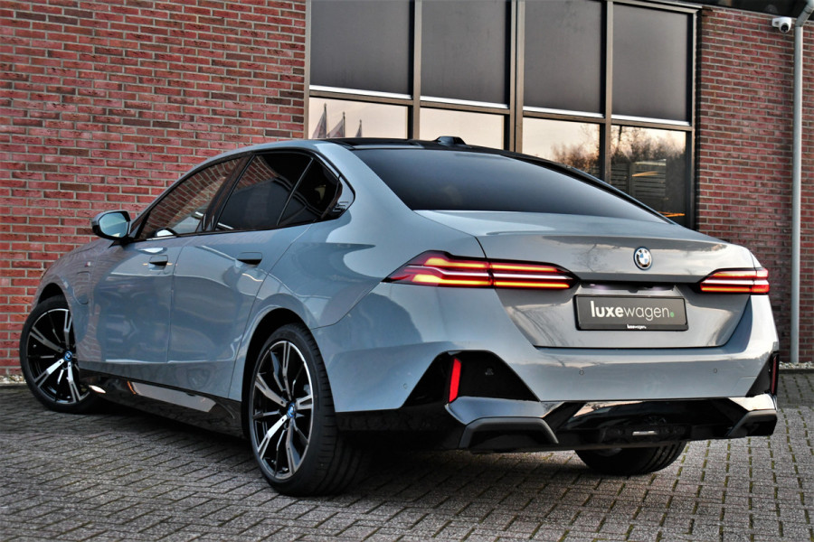 BMW 5 Serie 530e M-Sport Pano ACC 360 H/K Stoel-vent Brooklyngrau
