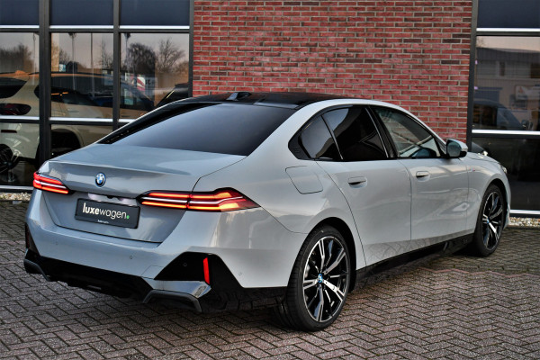 BMW 5 Serie 530e M-Sport Pano ACC 360 H/K Stoel-vent Brooklyngrau