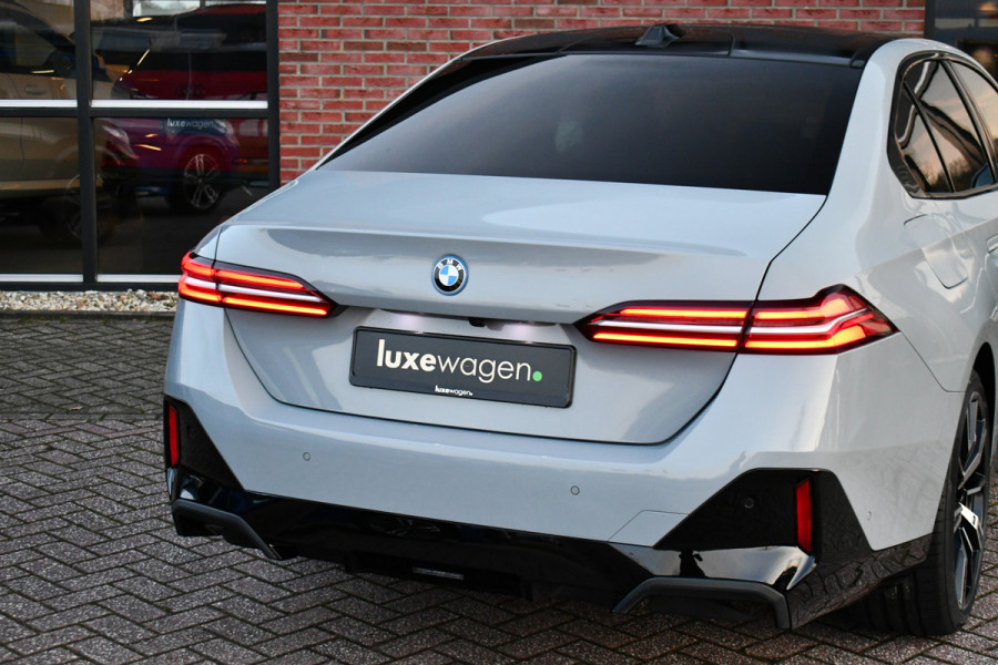 BMW 5 Serie 530e M-Sport Pano ACC 360 H/K Stoel-vent Brooklyngrau