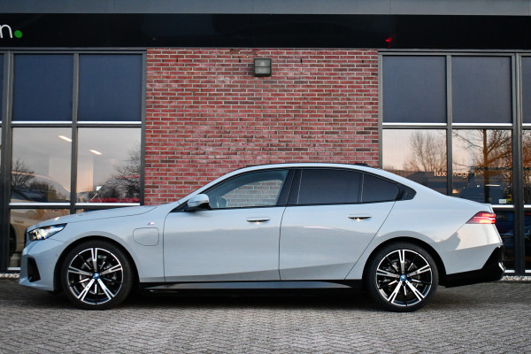 BMW 5 Serie 530e M-Sport Pano ACC 360 H/K Stoel-vent Brooklyngrau