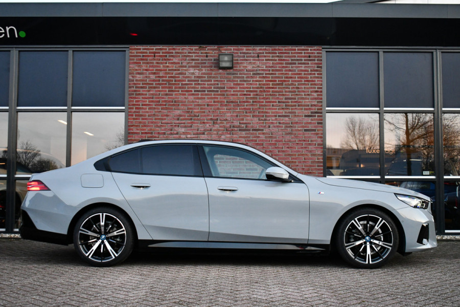 BMW 5 Serie 530e M-Sport Pano ACC 360 H/K Stoel-vent Brooklyngrau