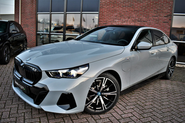 BMW 5 Serie 530e M-Sport Pano ACC 360 H/K Stoel-vent Brooklyngrau