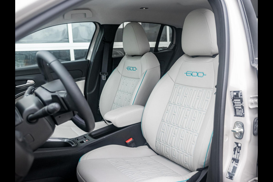 Fiat 600 1.2 Hybrid 110pk La Prima | Leder | Stoelmassage | Camera | Carplay | Adapt. Cruise | Winter Pack