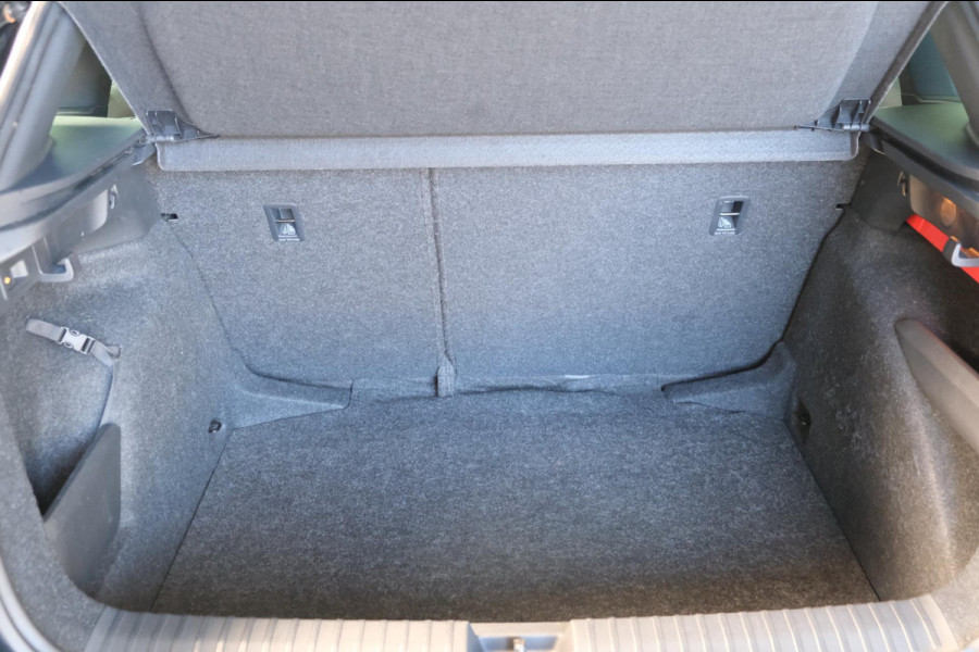 Škoda Kamiq 1.5 TSI ACT Sport Business Automaat - N.A.P. Airco, Cruise, Navi, Camera, PDC, Trekhaak.