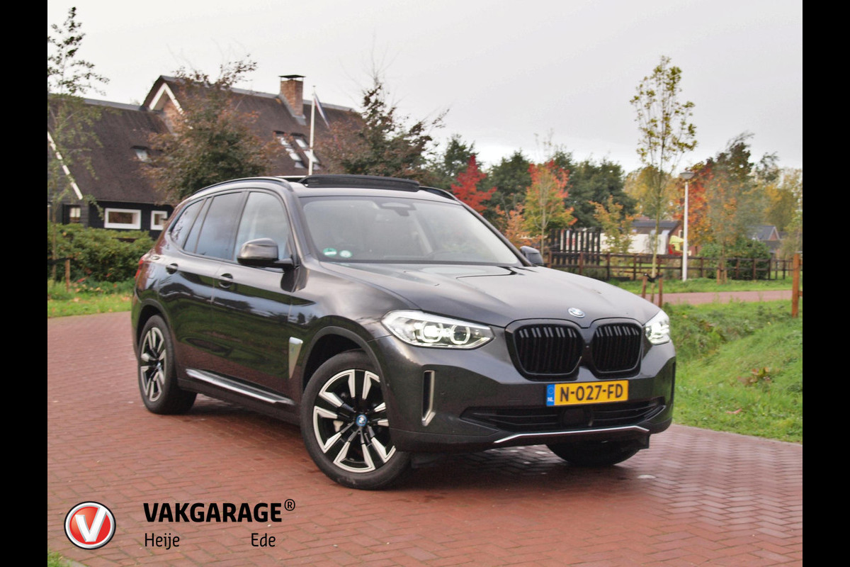 BMW iX3 Executive 80 kWh | SOH 99% | Panoramadak | Camera | Trekhaak | Sfeerverlichting | Apple Carplay |