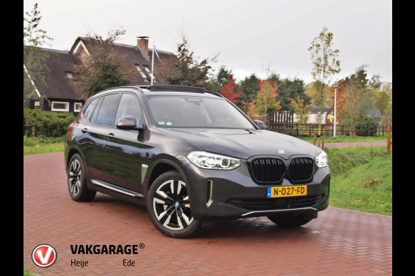 BMW iX3 Executive 80 kWh | SOH 99% | Panoramadak | Camera | Trekhaak | Sfeerverlichting | Apple Carplay |