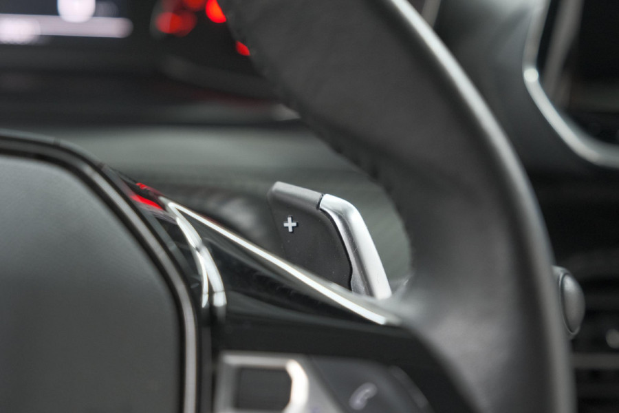 Peugeot 2008 PureTech 130 EAT8 Allure | Parkeersensoren | Navigatie | Apple Carplay | Climate Control