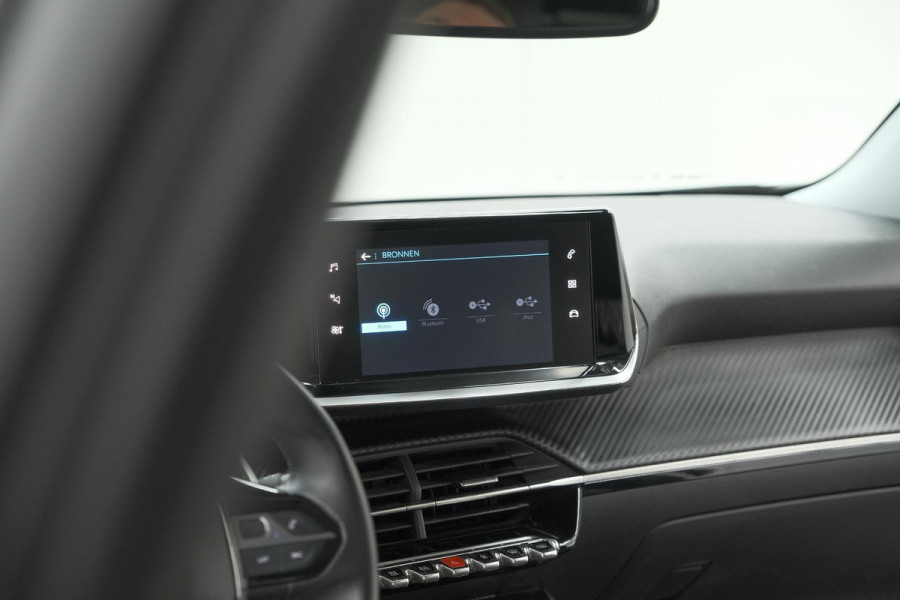 Peugeot 2008 PureTech 130 EAT8 Allure | Parkeersensoren | Navigatie | Apple Carplay | Climate Control