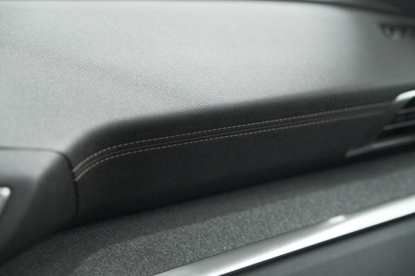 Peugeot 3008 1.6 e-THP 165 GT Line | Trekhaak | Panoramadak | Camera | Elektronische Kofferklep