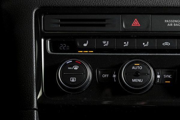 Volkswagen Golf Sportsvan 1.5 TSI ACT 130 PK Comfortline - Automaat | Adapt. Cruise | Stoelverw. | PDC | Camera | App.Connect + NAV. | ECC | DAB | Trekhaak | LM 16" |