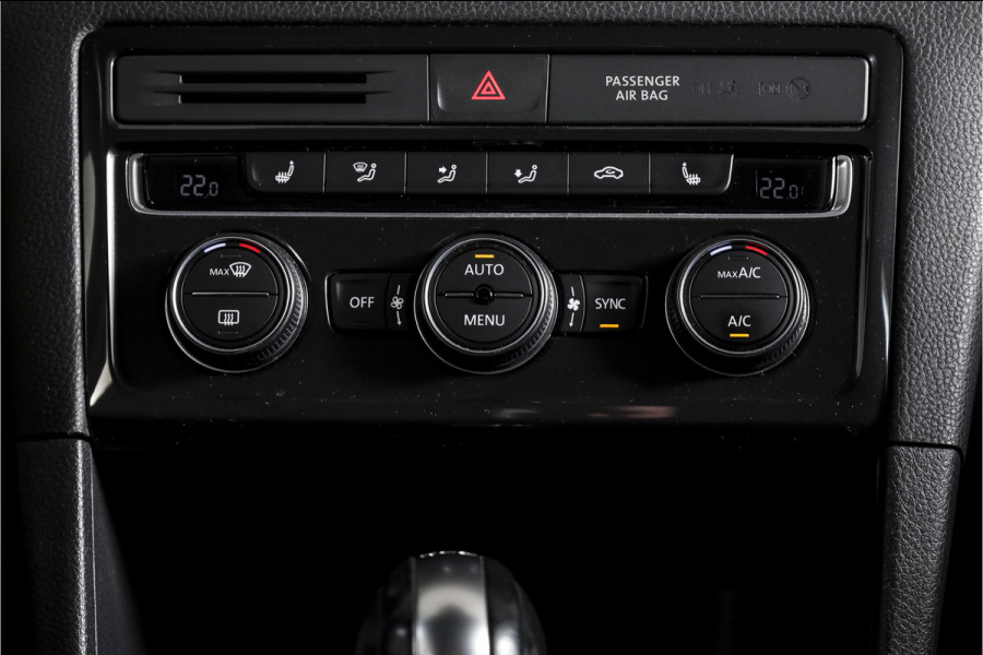 Volkswagen Golf Sportsvan 1.5 TSI ACT 130 PK Comfortline - Automaat | Adapt. Cruise | Stoelverw. | PDC | Camera | App.Connect + NAV. | ECC | DAB | Trekhaak | LM 16" |