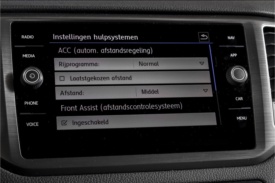 Volkswagen Golf Sportsvan 1.5 TSI ACT 130 PK Comfortline - Automaat | Adapt. Cruise | Stoelverw. | PDC | Camera | App.Connect + NAV. | ECC | DAB | Trekhaak | LM 16" |