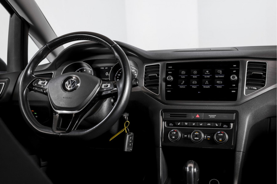Volkswagen Golf Sportsvan 1.5 TSI ACT 130 PK Comfortline - Automaat | Adapt. Cruise | Stoelverw. | PDC | Camera | App.Connect + NAV. | ECC | DAB | Trekhaak | LM 16" |