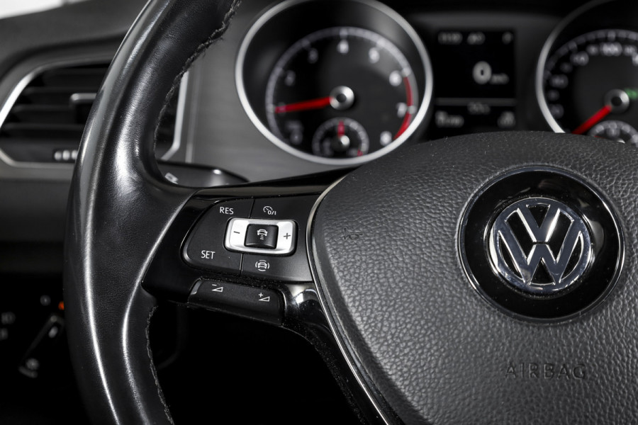 Volkswagen Golf Sportsvan 1.5 TSI ACT 130 PK Comfortline - Automaat | Adapt. Cruise | Stoelverw. | PDC | Camera | App.Connect + NAV. | ECC | DAB | Trekhaak | LM 16" |