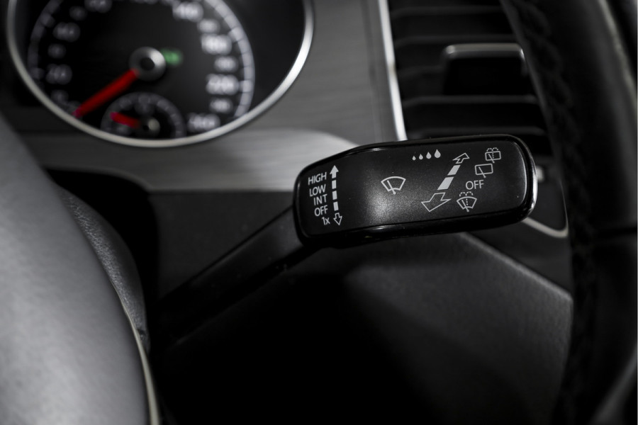 Volkswagen Golf Sportsvan 1.5 TSI ACT 130 PK Comfortline - Automaat | Adapt. Cruise | Stoelverw. | PDC | Camera | App.Connect + NAV. | ECC | DAB | Trekhaak | LM 16" |