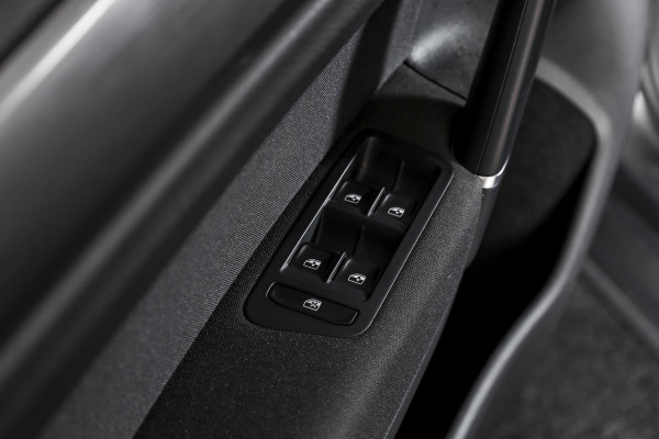 Volkswagen Golf Sportsvan 1.5 TSI ACT 130 PK Comfortline - Automaat | Adapt. Cruise | Stoelverw. | PDC | Camera | App.Connect + NAV. | ECC | DAB | Trekhaak | LM 16" |