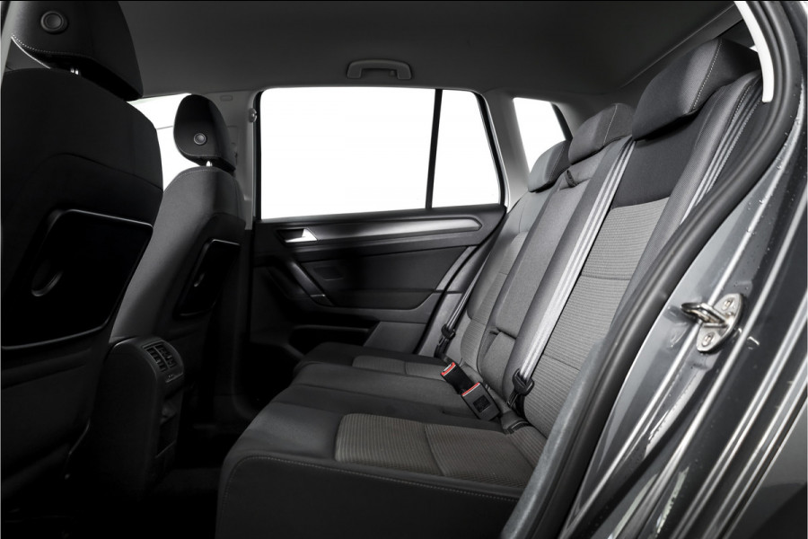 Volkswagen Golf Sportsvan 1.5 TSI ACT 130 PK Comfortline - Automaat | Adapt. Cruise | Stoelverw. | PDC | Camera | App.Connect + NAV. | ECC | DAB | Trekhaak | LM 16" |