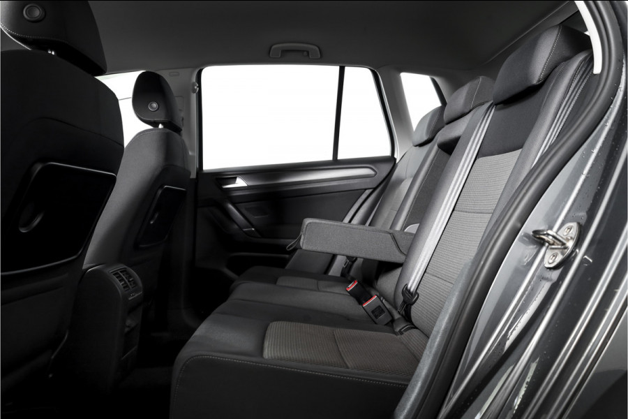 Volkswagen Golf Sportsvan 1.5 TSI ACT 130 PK Comfortline - Automaat | Adapt. Cruise | Stoelverw. | PDC | Camera | App.Connect + NAV. | ECC | DAB | Trekhaak | LM 16" |