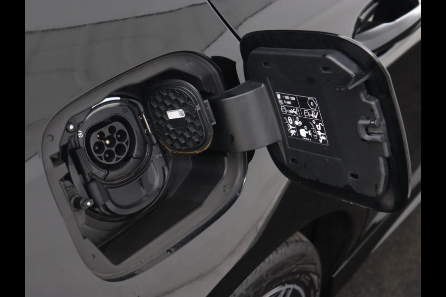 Mercedes-Benz A-Klasse 250e AMG Limited | Carplay | Stoelverwarming | Camera | Leder/Alcantara | Sfeerverlichting | Navigatie | Park Assist | Full LED | DAB | Widescreen | Climate control | PHEV | Plug In