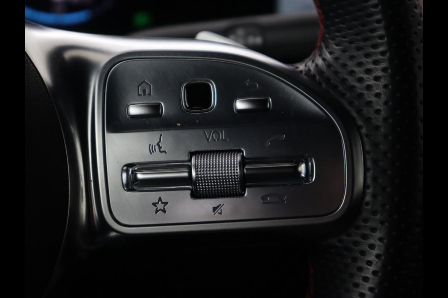 Mercedes-Benz A-Klasse 250e AMG Limited | Carplay | Stoelverwarming | Camera | Leder/Alcantara | Sfeerverlichting | Navigatie | Park Assist | Full LED | DAB | Widescreen | Climate control | PHEV | Plug In