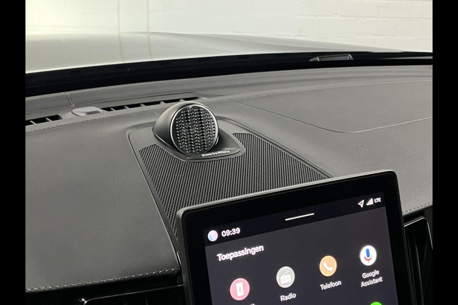 Volvo XC60 T8 Ultra Black Edition *455Pk* | Luchtvering | Open dak | Massage | Bowers & Wilkins | Trekhaak | Adapt. cruise control