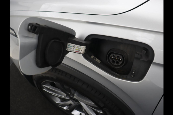 Volkswagen Tiguan 1.4 TSI eHybrid R Line | Matrix LED | Camera | Carplay | Adaptive cruise | 19'' | Navigatie | Park Assist | Virtual Cockpit | Climate control | DAB | Getint glas