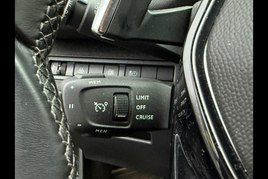 Peugeot 3008 BWJ 2022 | 1.6 HYbrid4 300PK Blue Allure | TREKHAAK | LEDER/STOF | CAMERA A | CLIMA | NAVI | CARPLAY | STOELVERW | PDC 2X |
