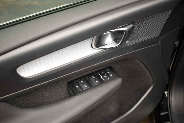 Volvo XC40 1.5 T4 Recharge Inscription Expression (APPLE CARPLAY,NAVI,LED,HARMAN/KARDON,SPORTSTOELEN,TREKHAAK,360 VIEW,CAMERA,PDC)