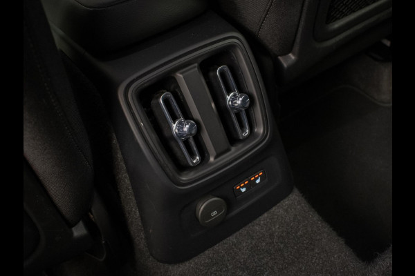 Volvo XC40 1.5 T4 Recharge Inscription Expression (APPLE CARPLAY,NAVI,LED,HARMAN/KARDON,SPORTSTOELEN,TREKHAAK,360 VIEW,CAMERA,PDC)