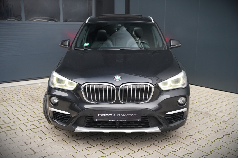 BMW X1 sDrive18i High Executive X Line | Panoramadak | Harman Kardon | Parkeersensoren | Head-Up Display | Leer | Stoelverwarming | Navigatie | Camera | Automaat | Digitale Tellers | Keyless | LED | Cruise Control |